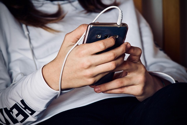 Scrollen in die Radikalisierung? Extremistische Online-Welten und ihre Wirkung auf Jugendliche